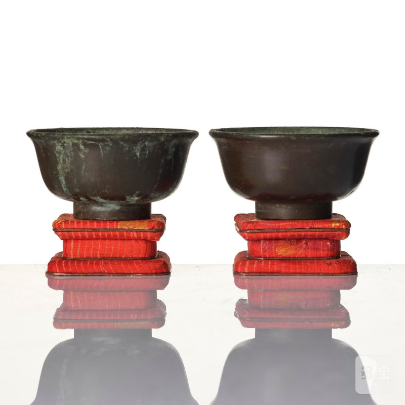 A pair of bronze cups and a pair of miniature bronze bells, - 图8